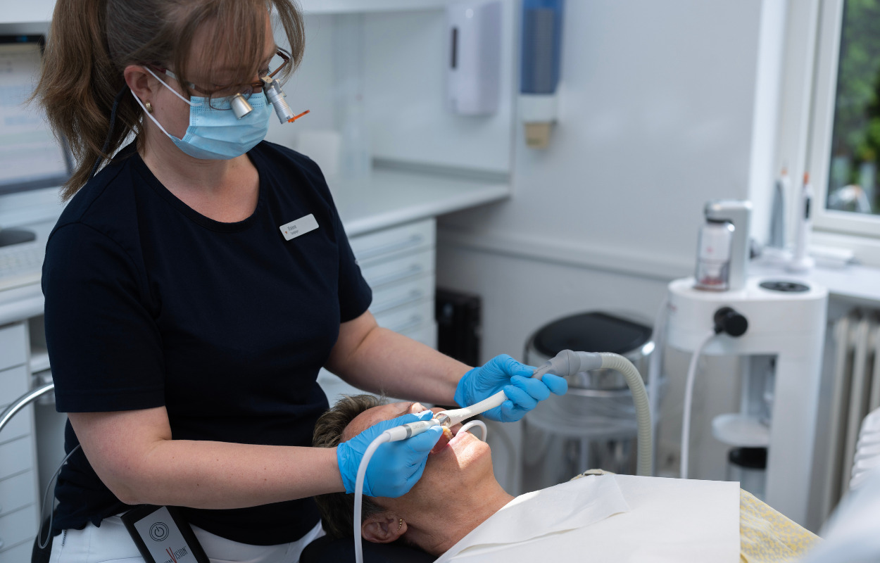 Ny tandbehandling vinder frem: Pulverrens fjerner misfarvninger ved hjælp af højtryk 