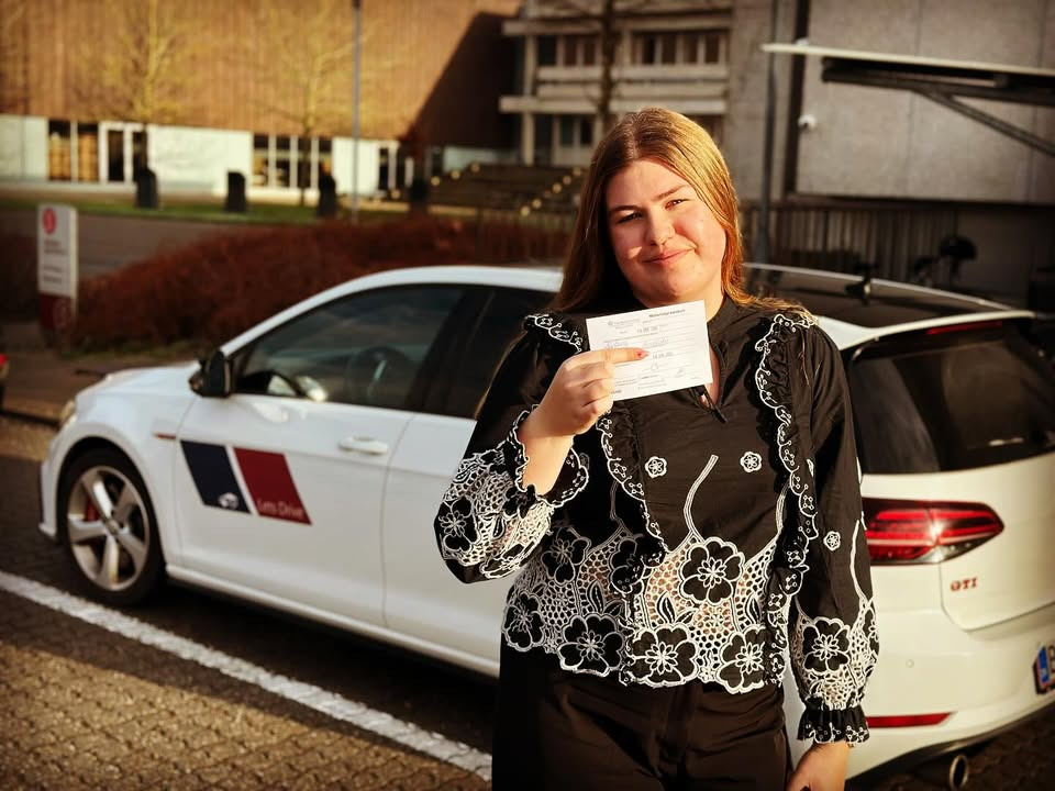 Lets Drive ønsker Esther tillykke med kørekortet og takker for hyggelige timer bag rattet