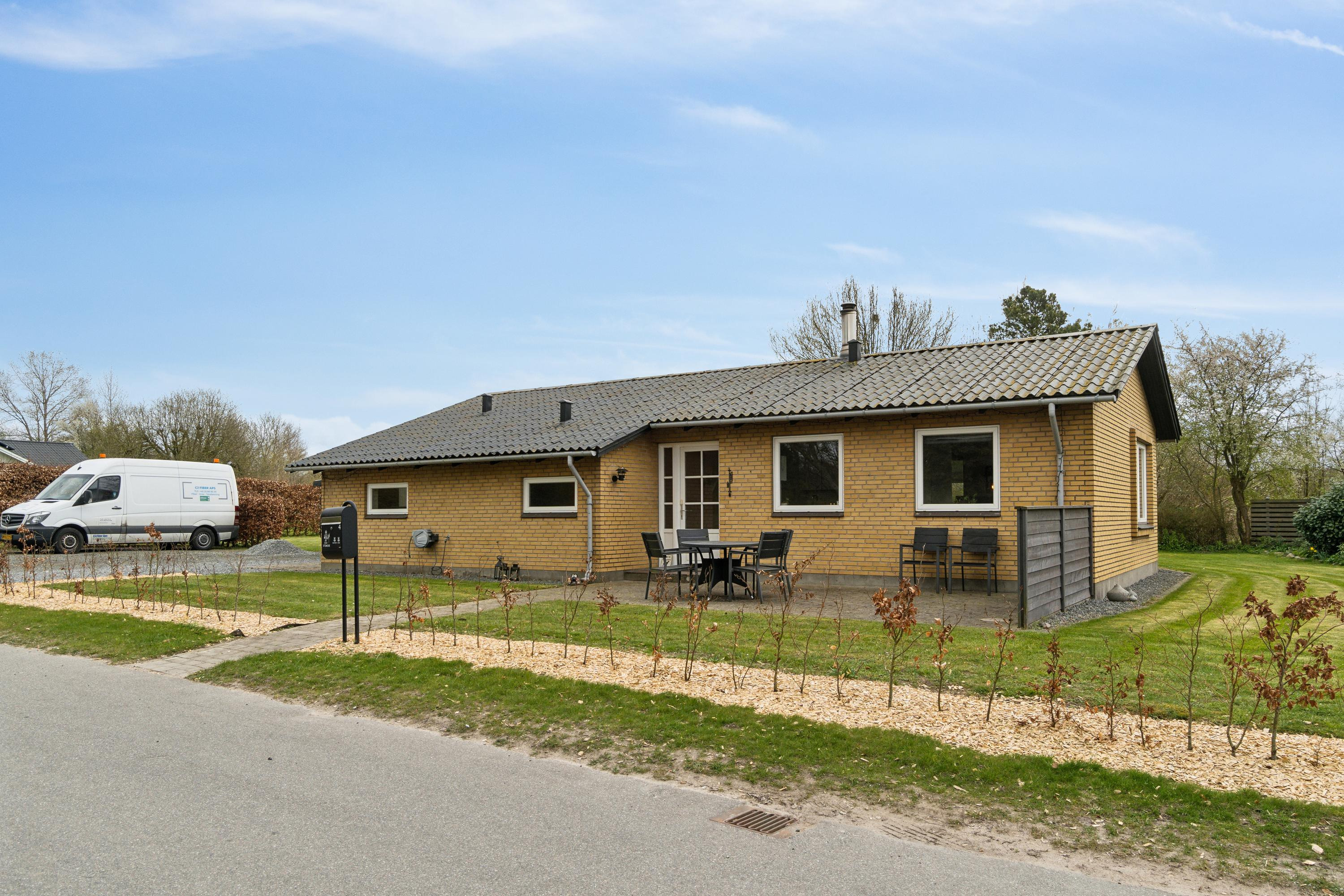 Fin etplansvilla på solrig grund ud til åbne marker