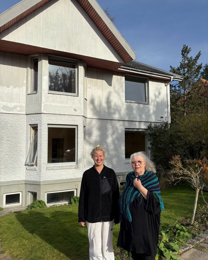 Nøgleoverdragelse på Strøybergsvej 14: Ejendomsmæglerne Hansen & Thoft ønsker tillykke til de nye ejere