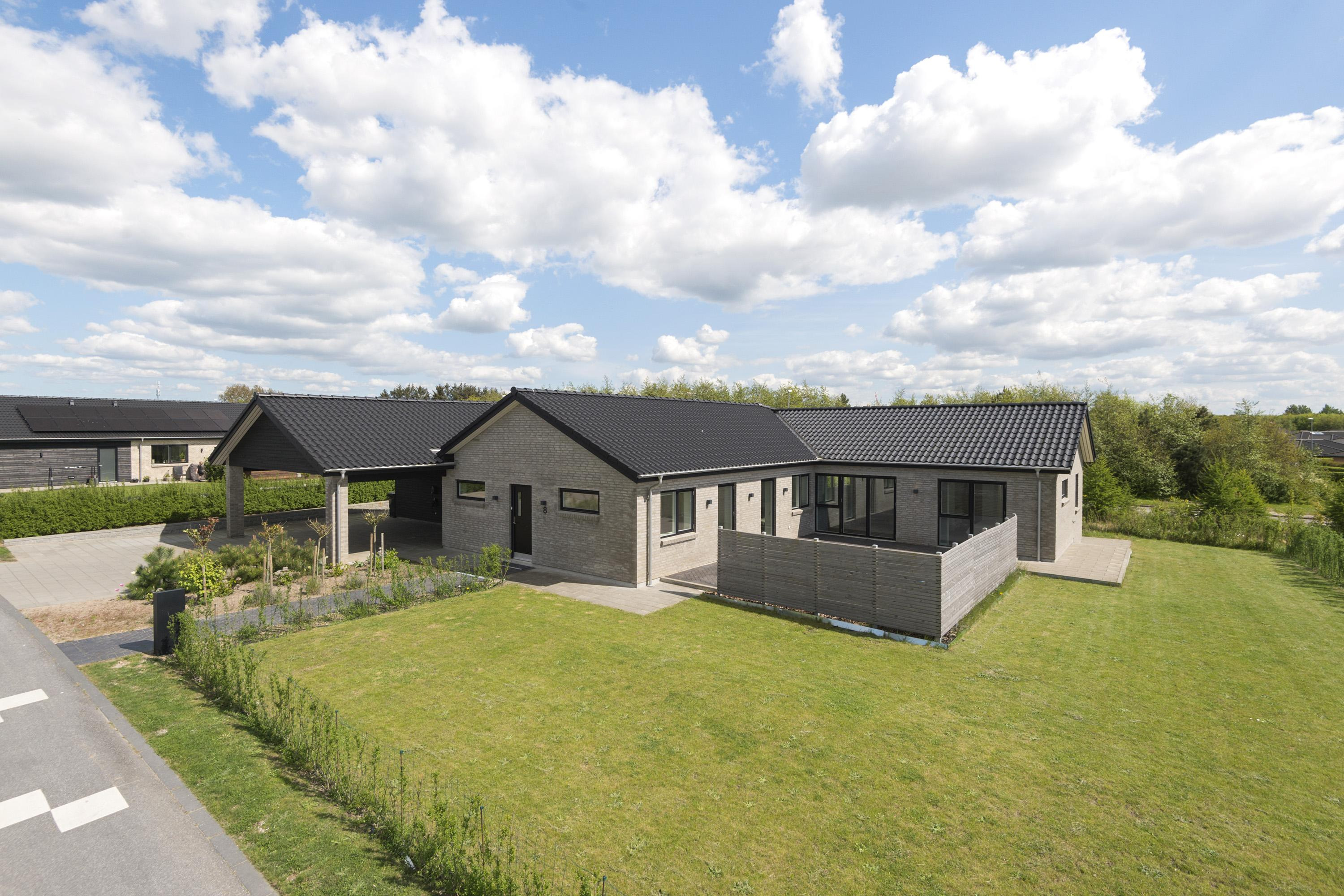 Til salg hos RealMæglerne Esbjerg og Bramming: Moderne familievilla med gennemtænkt planløsning