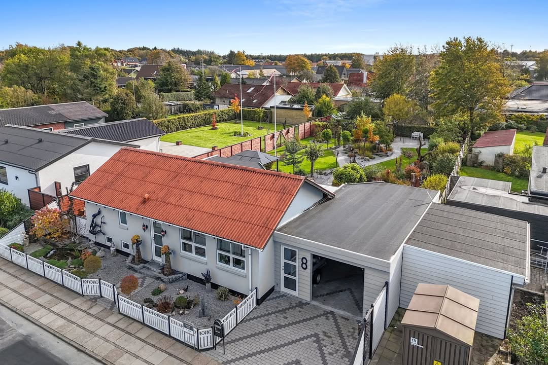 Mæglerhuset Brønderslev: Ny pris på villa med stor udestue og fantastisk have i Brønderslev