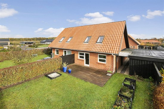 Dobbelthus 103 m2 på 255 m2 grund med carport, terrasse og 3 værelser