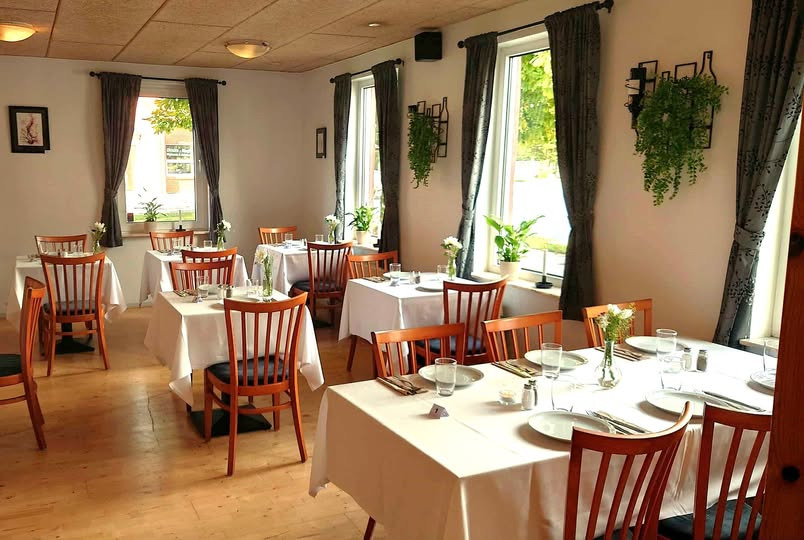 Vesløs Kro præsenterer ugens menuer med stegt flæsk og desserttilbud