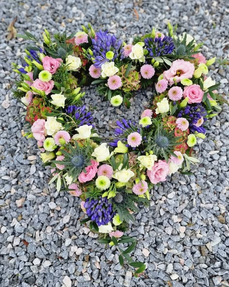 Fynbogården Blomster ApS tilbyder hjælp til det sidste farvel med blomster af høj kvalitet