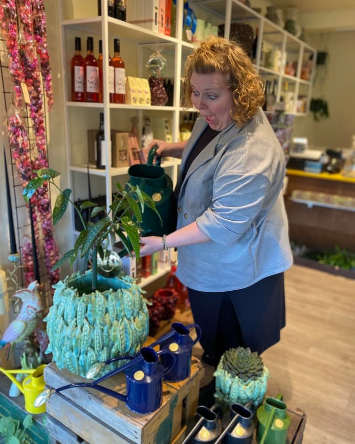 Florist Pernille DB inviterer til mors dag med HAWS vandekander i forskellige farver