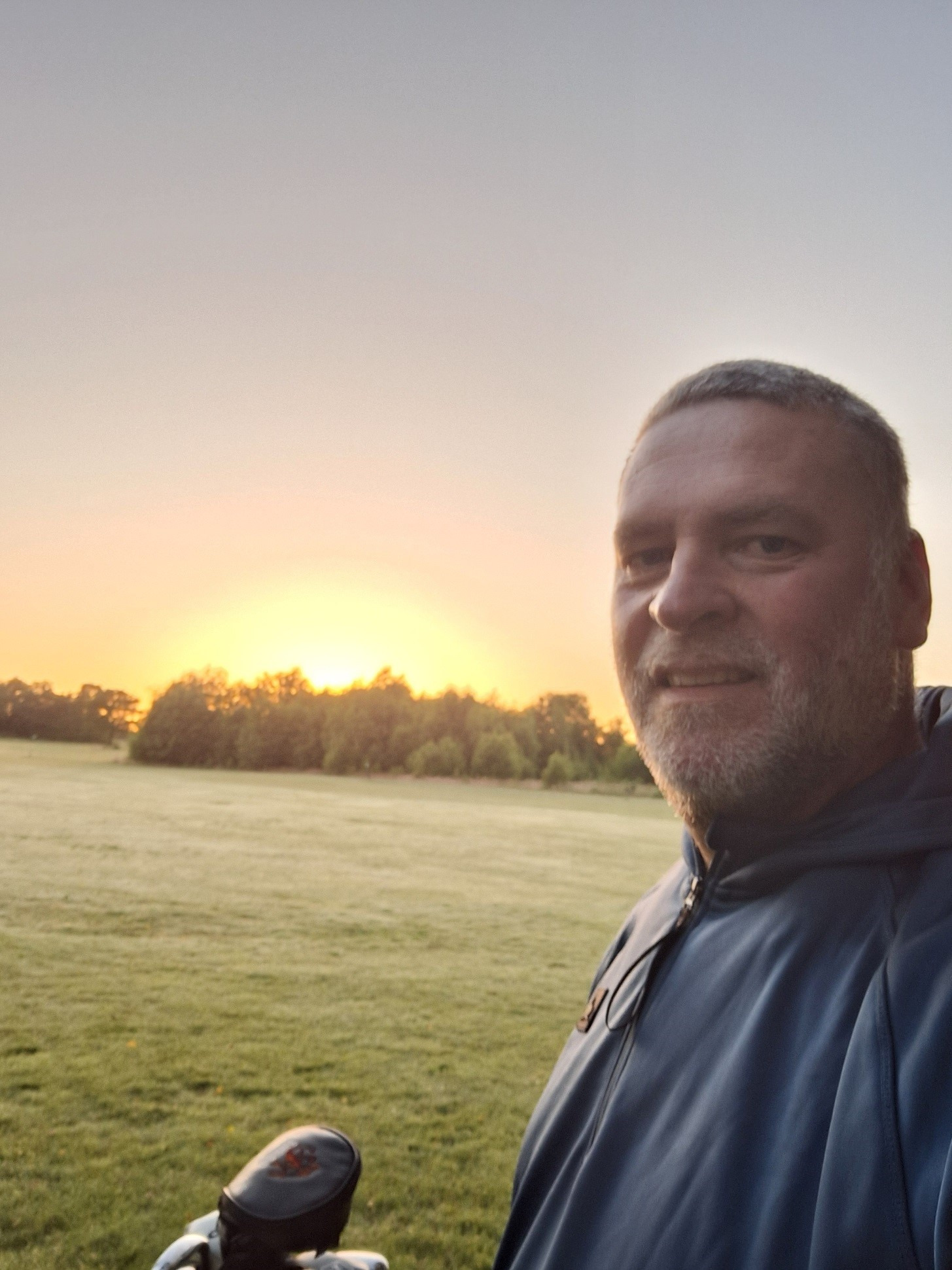 100 huller golf på 24 timer: Michael samler 17.000 kr. ind til fordel for børn med gigt