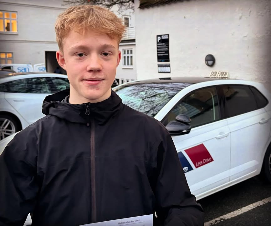 Lets Drive fejrer Aksels succes ved køreprøven