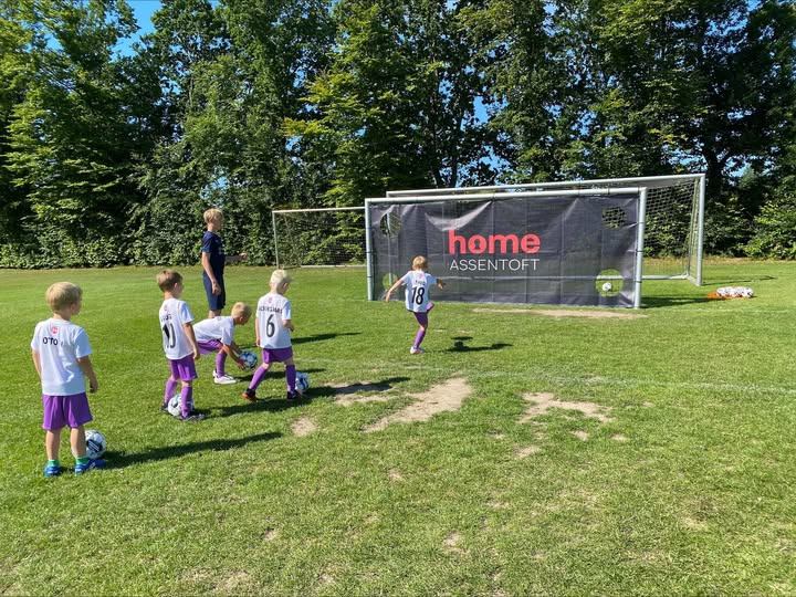 Home Randers & Assentoft støtter succesfuld fodboldskole i Assentoft