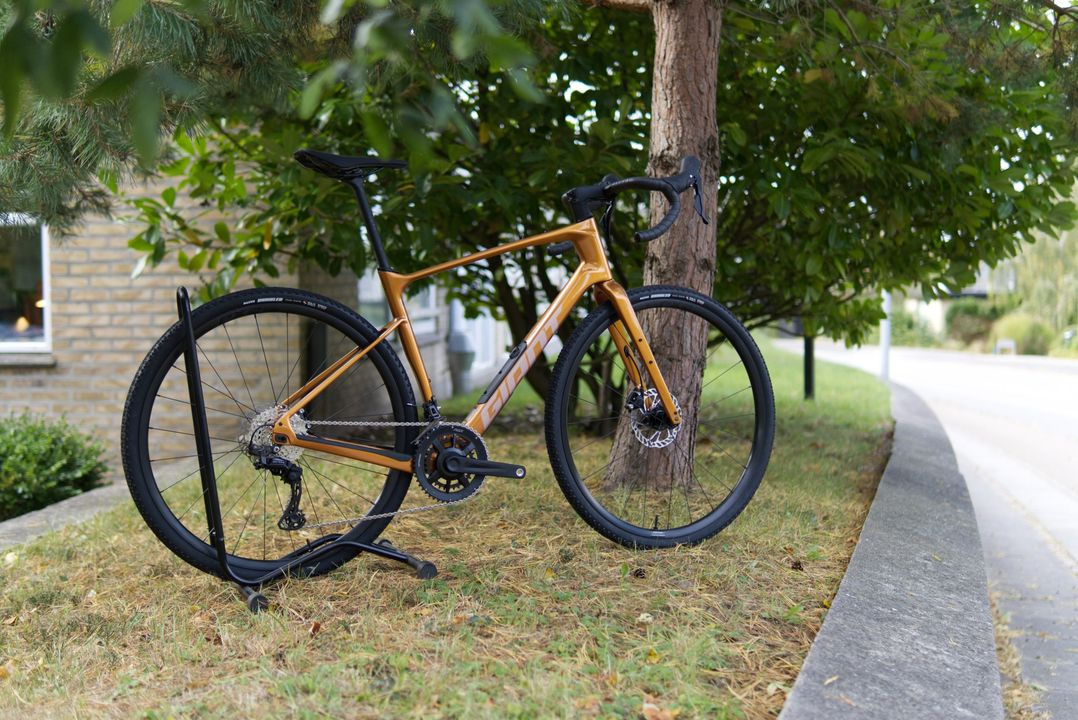 Bings BikeStore ApS: Sæsonen for gravel er i gang - GIANT Revolt Advanced 2 Solar til 23.499 kr.