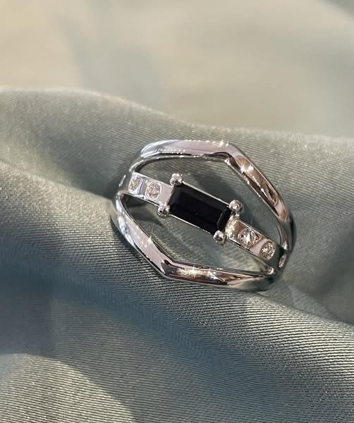 Guldsmed Lütken fejrer vellykket frieri med unikt ringdesign i hvidguld og safir