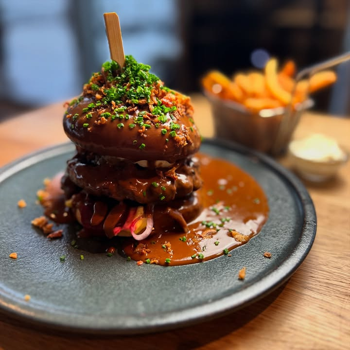 Café Bryggen byder på bøfsandwich til vinterferiens frokostpause på havnekajen