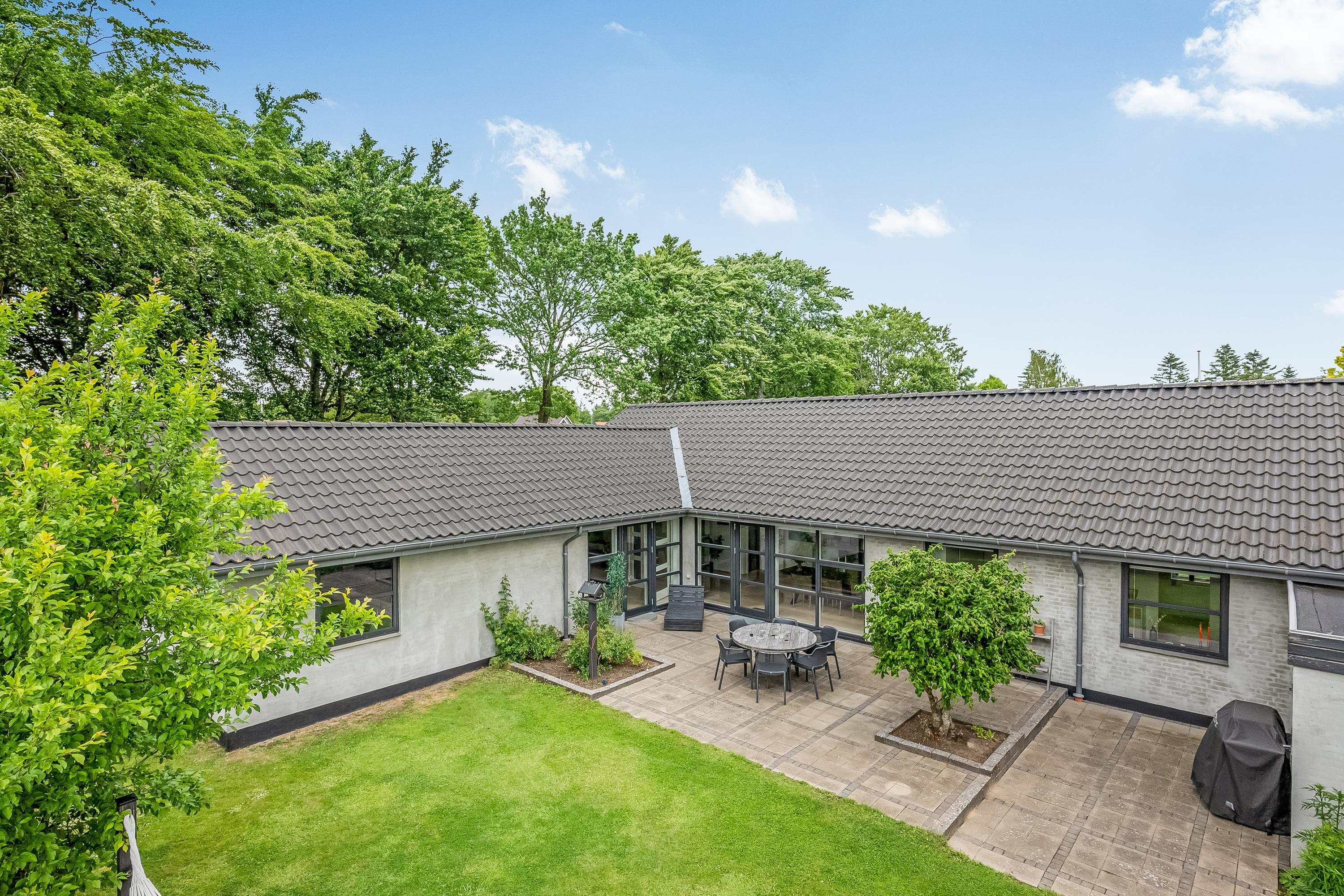 Indflytningsklar villa i Lind med moderne opdateringer og rummelighed