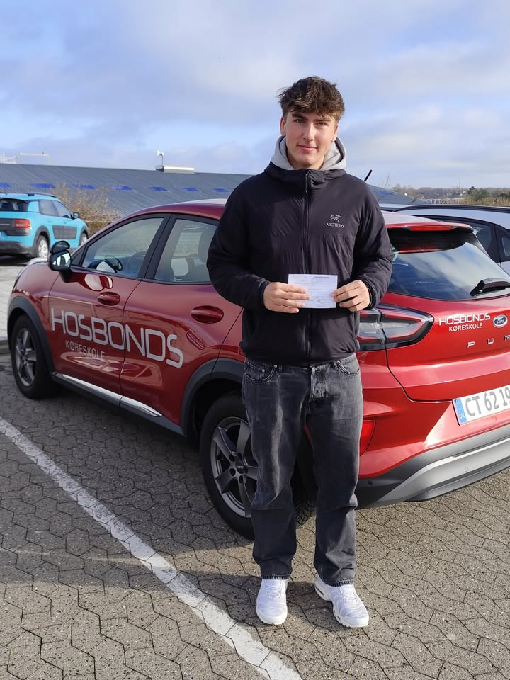 Tillykke til Lucas med kørekortet fra StartDriving.dk - Hosbonds Køreskole