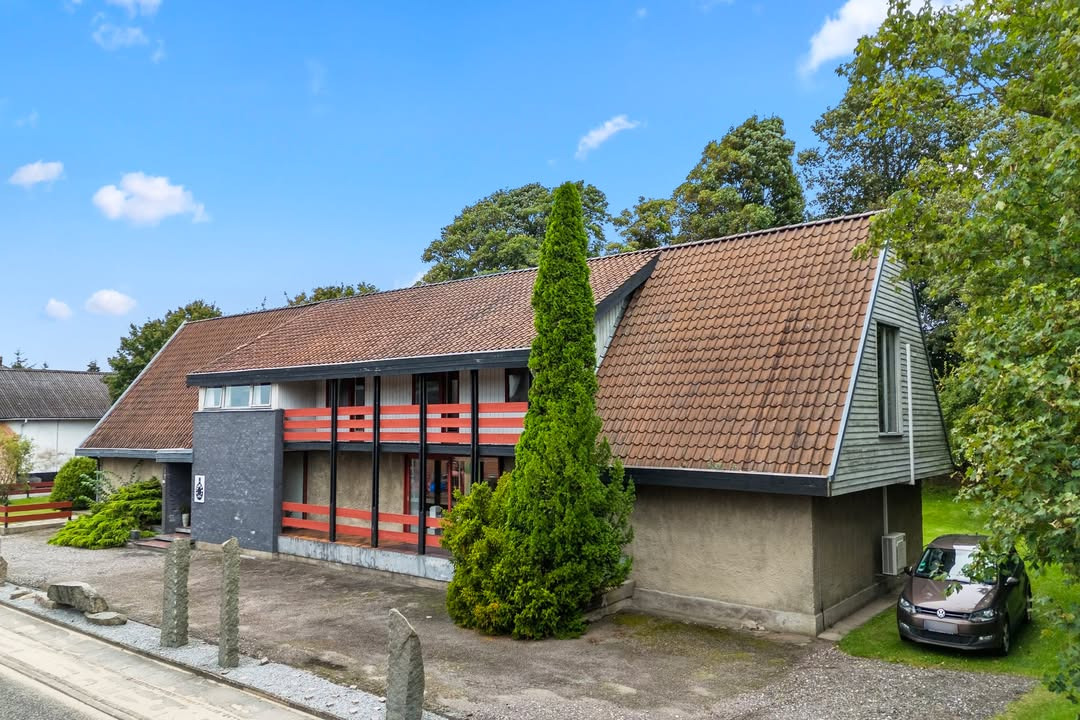 Mæglerhuset præsenterer rummelig villa i Sulsted til ny pris på 595.000 kr.