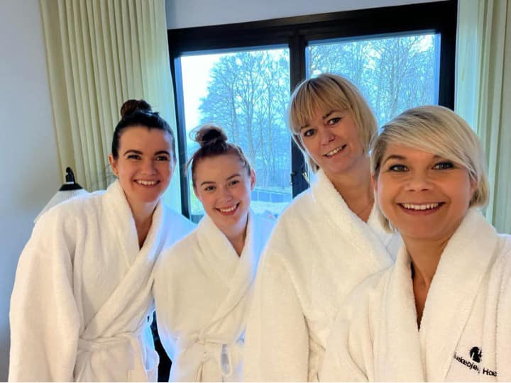 Karma Frisør & Skønhedsklinik nyder weekendophold med spa og middag på Munkebjerg Hotel