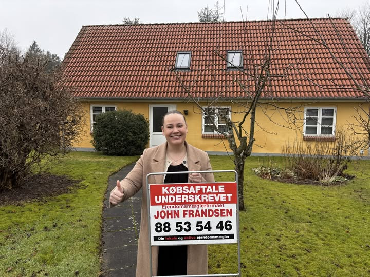 John Frandsen Herning fejrer underskrevet købsaftale på Greenvej 6 i Arnborg