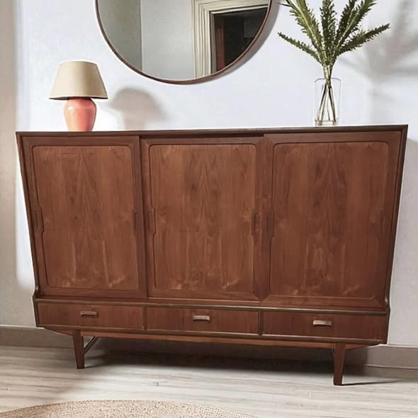 Eksklusiv teak skænk fra By Duddie: Et retro møbel med charme og funktionalitet