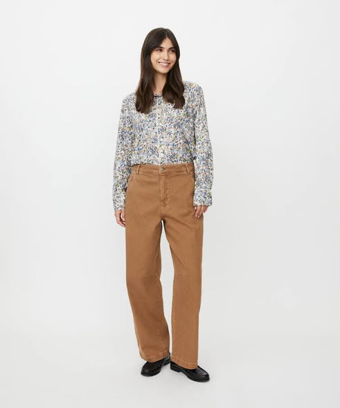 Nyheder fra Masai: Let stretchy bomuldsbukser og blomstret skjorte i viskose hos Skott Aalborg