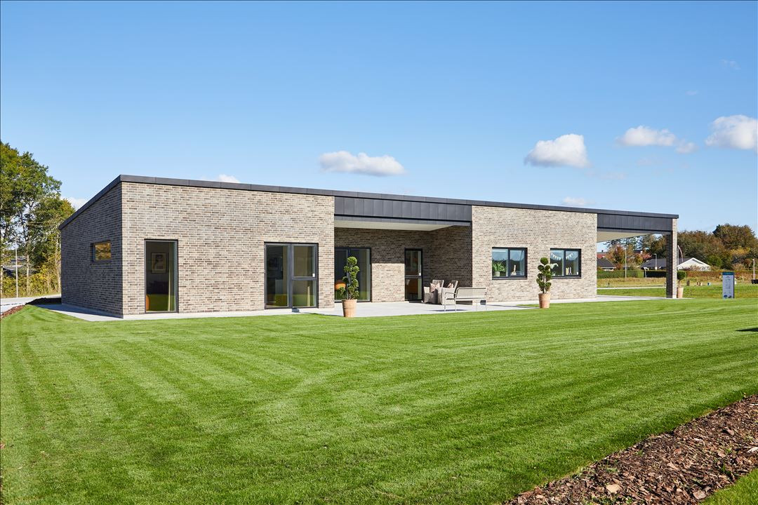 Moderne familievilla med fantastisk køkken-alrum og gennemtænkt indretning