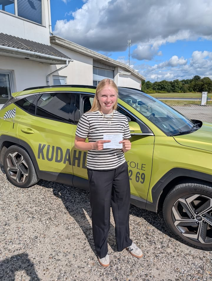 Julie fik sit kørekort hos Kudahls Køreskole